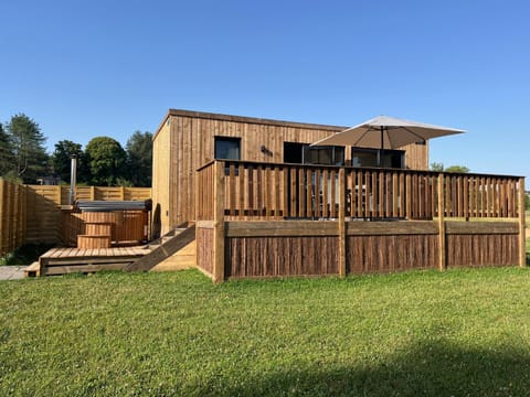 Property building, Balcony/Terrace, Spa and wellness centre/facilities, Lake view
