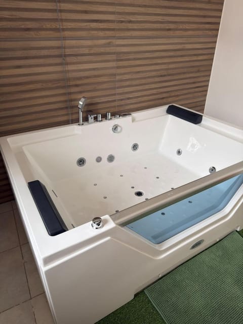 Hot Tub, Bath