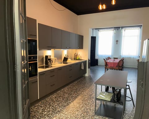 Coffee/tea facilities, microwave, oven, stove, kitchen