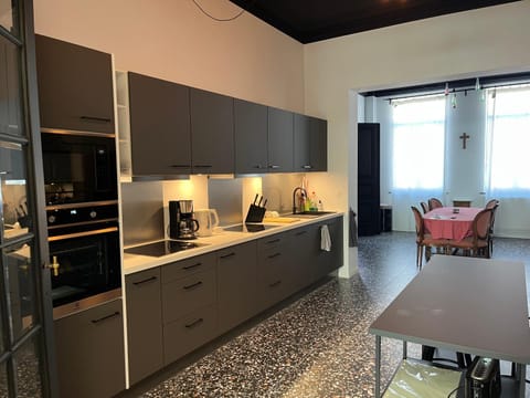 Coffee/tea facilities, microwave, oven, stove, kitchen