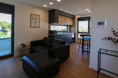 Living room, Seating area, Dining area, oven, kitchen