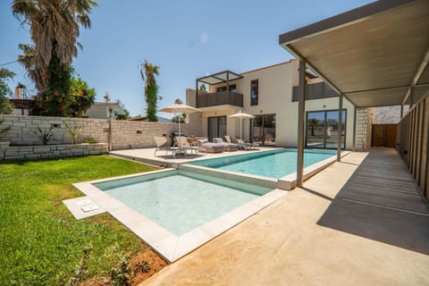 Property building, Patio, Garden, Garden view, Pool view, Swimming pool, sunbed