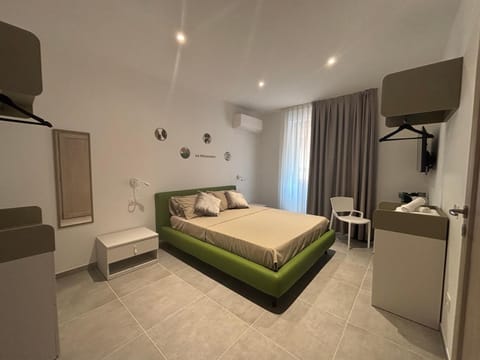 Bed, TV and multimedia, Photo of the whole room, Bedroom, wardrobe