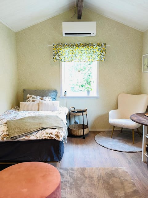 Bed, Photo of the whole room, Seating area