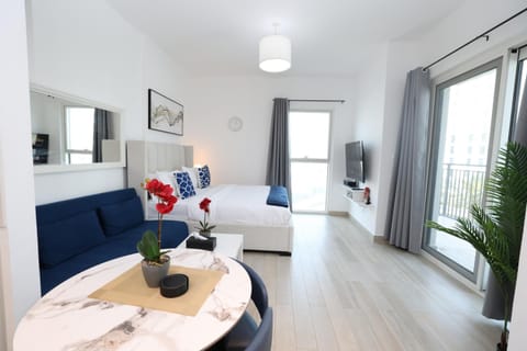 Bed, TV and multimedia, Living room, Photo of the whole room, Seating area, Dining area, Bedroom, air conditioner