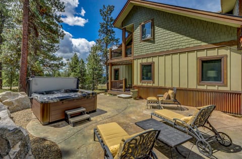 Hygge Mountain Retreat - Hot tub - Patio - Fire pit - Wifi - 2 Kitchens - Family Retreat House in McCall