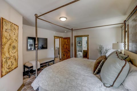 Hygge Mountain Retreat - Hot tub - Patio - Fire pit - Wifi - 2 Kitchens - Family Retreat House in McCall