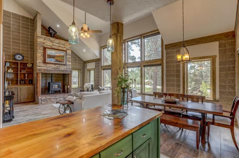 Hygge Mountain Retreat - Hot tub - Patio - Fire pit - Wifi - 2 Kitchens - Family Retreat House in McCall