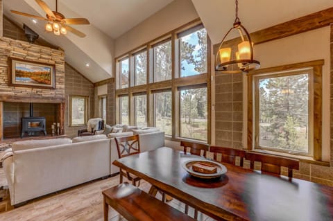 Hygge Mountain Retreat - Hot tub - Patio - Fire pit - Wifi - 2 Kitchens - Family Retreat House in McCall