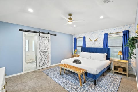 4BD 2BA Bohemian x Southern Getaway w Pool Cinema House in Keller