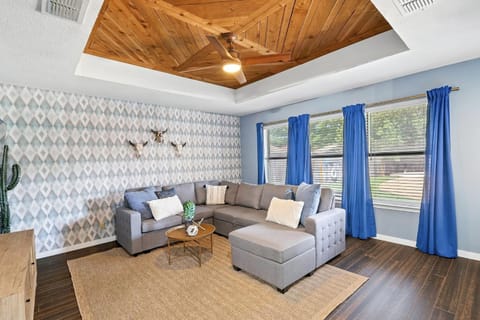 4BD 2BA Bohemian x Southern Getaway w Pool Cinema House in Keller