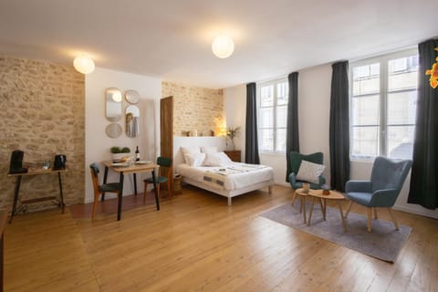 Bed, Photo of the whole room, Seating area, Dining area, Bedroom, flat iron