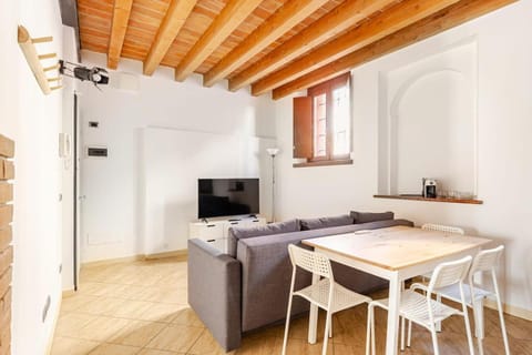 TV and multimedia, Kitchen or kitchenette, Living room, Seating area, Dining area