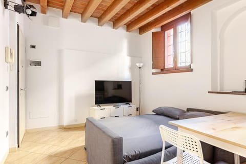 Bed, Living room, Evening entertainment