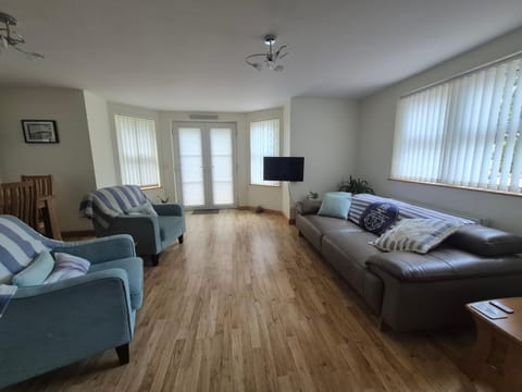Patio, Living room, Dining area, Garden view
