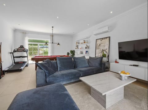 Communal lounge/ TV room, TV and multimedia, Living room, Seating area, Evening entertainment