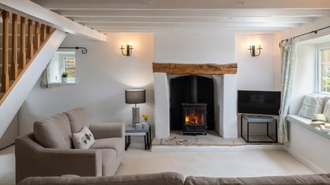 TV and multimedia, Living room, Seating area, fireplace