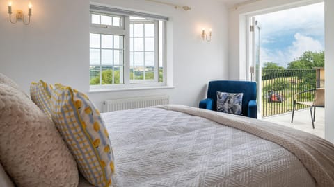 Bed, Seating area, Bedroom