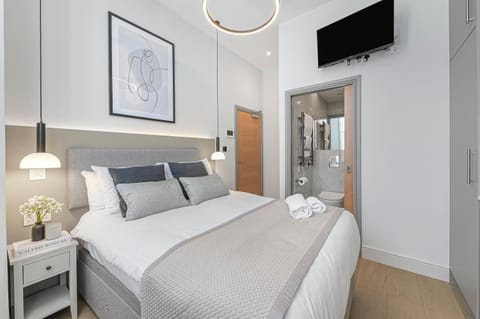 Bed, TV and multimedia, Photo of the whole room, Bedroom, towels, wardrobe