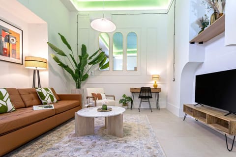 TV and multimedia, Living room, Seating area, air conditioner