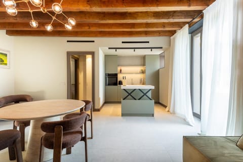 Kitchen or kitchenette, Living room, Seating area, Dining area