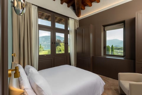 Bed, Natural landscape, Photo of the whole room, Bedroom, Mountain view