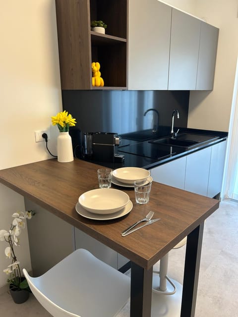 Kitchen or kitchenette, Dining area, stove