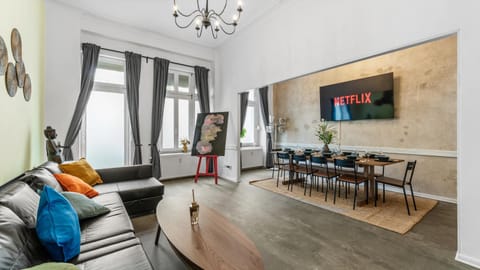 TV and multimedia, Living room, Seating area, Dining area