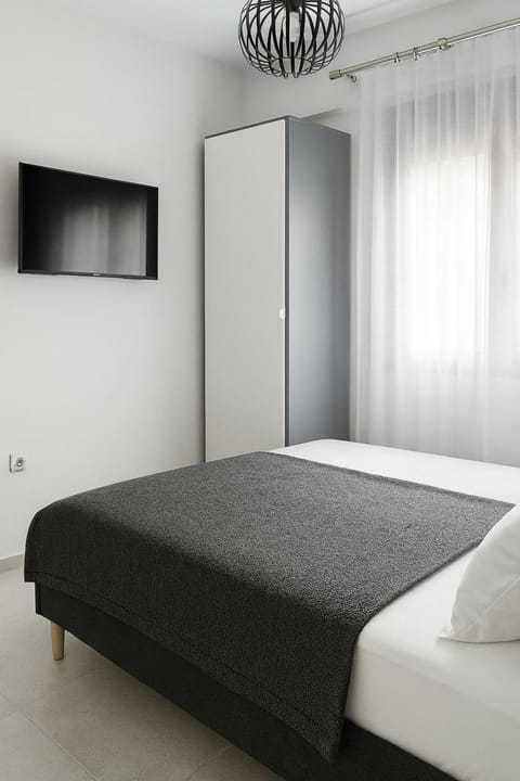 Bed, TV and multimedia, Photo of the whole room, Bedroom, wardrobe