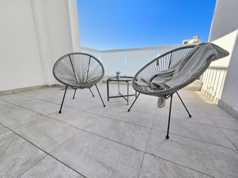 Balcony/Terrace, sunbed