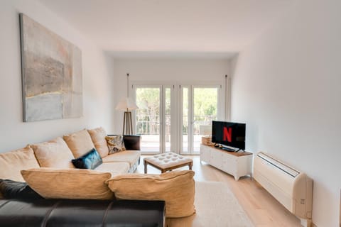 TV and multimedia, Living room, Seating area, Evening entertainment