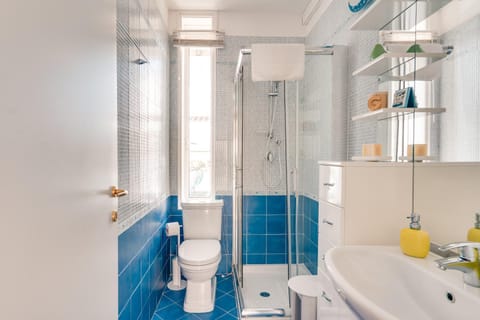 Shower, Toilet, Bathroom, towels