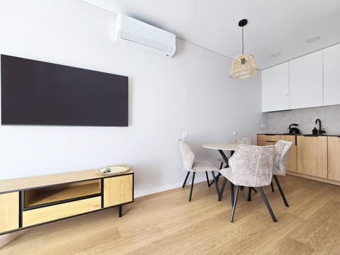 TV and multimedia, Kitchen or kitchenette, Living room, Dining area, air conditioner