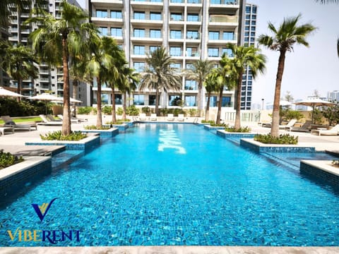 Property building, Day, Pool view, Swimming pool, Swimming pool, sunbed