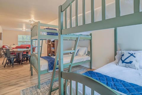 Spacious 4Br CavePoint Stay Near Dunes PetFriendly House in Door County