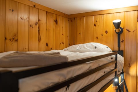 MtSnow , HotTub, Pool, Air Hockey,Ping Pong, Darts House in Wilmington