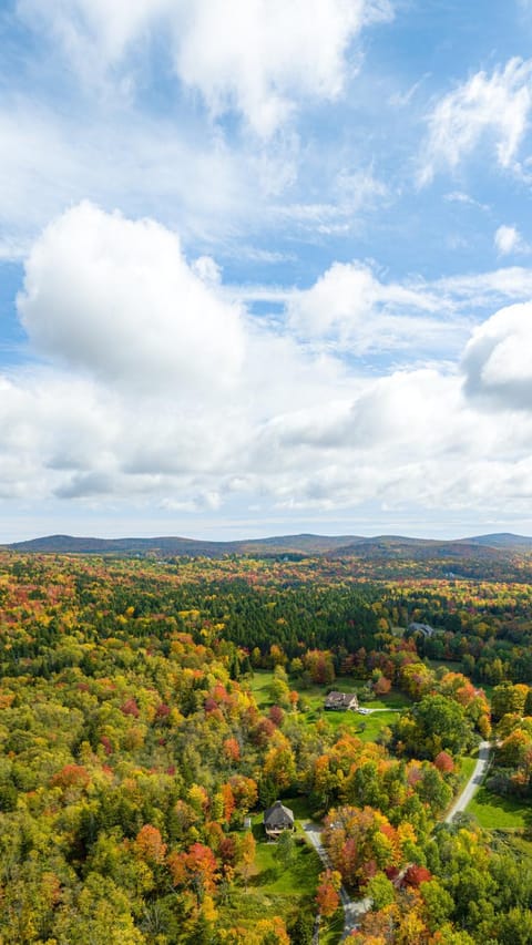 MtSnow , HotTub, Pool, Air Hockey,Ping Pong, Darts House in Wilmington