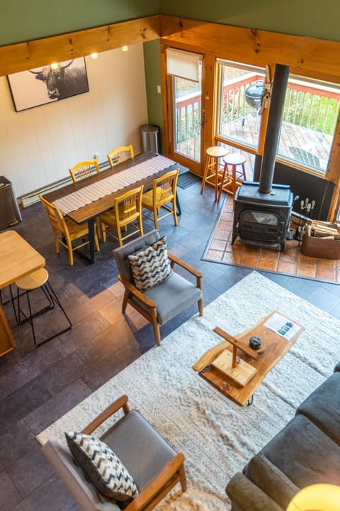 MtSnow , HotTub, Pool, Air Hockey,Ping Pong, Darts House in Wilmington