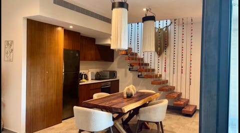Kitchen or kitchenette, Living room, Seating area, Dining area
