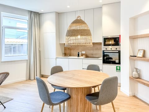 Kitchen or kitchenette, Dining area, Meals, oven, stove, toaster, air conditioner