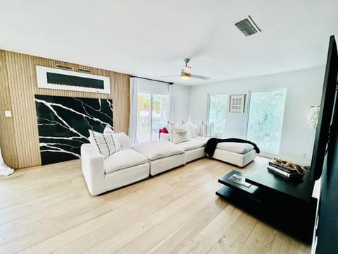 Communal lounge/ TV room, TV and multimedia, Living room, fireplace