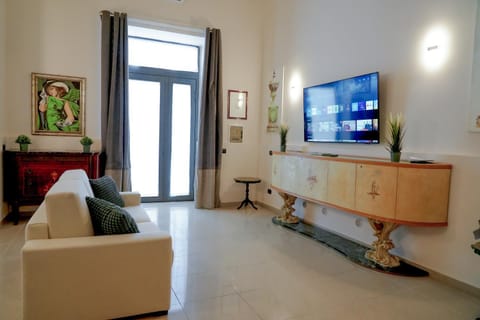Communal lounge/ TV room, TV and multimedia, Living room, Seating area, Evening entertainment