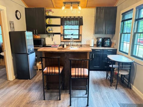 Holler Cabin and Camp Cabin in Eureka Springs