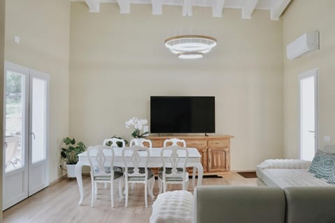 TV and multimedia, Living room, Dining area