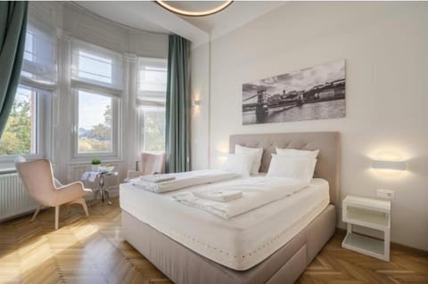 Living room, Bedroom, towels