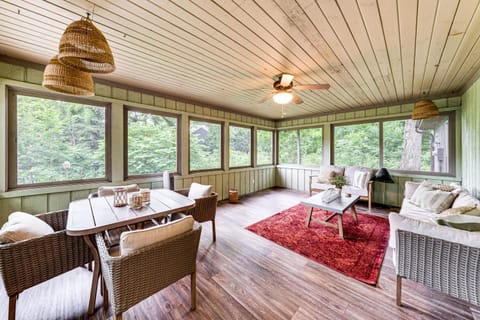 Geneva Lake Adventures Family Retreat with Patio House in Williams Bay