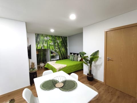 Bed, TV and multimedia, Living room