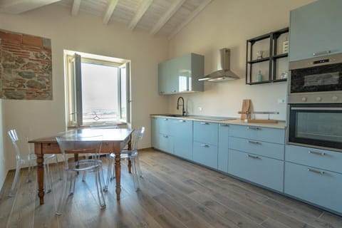 Kitchen or kitchenette, Dining area, dishwasher