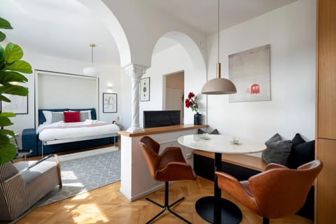 Bed, TV and multimedia, Photo of the whole room, Seating area, Dining area