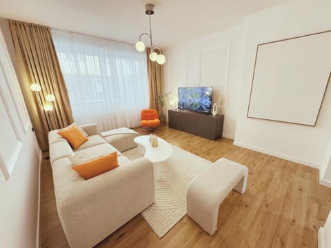 TV and multimedia, Living room, Photo of the whole room, Seating area, Evening entertainment